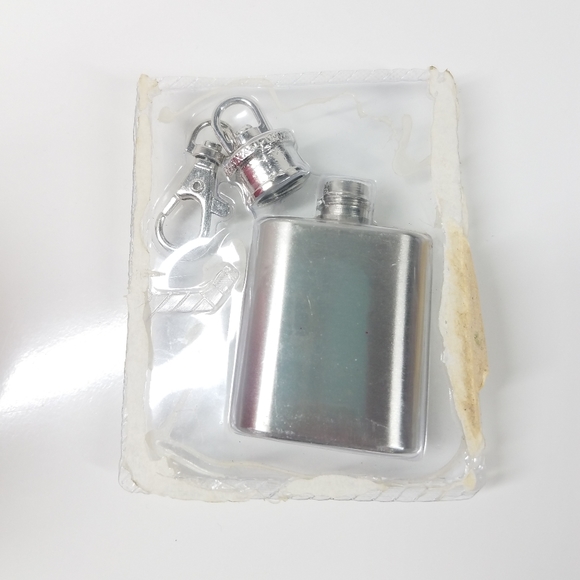 1oz Stainless Steel Keychain Liquor Flask - Picture 3 of 6